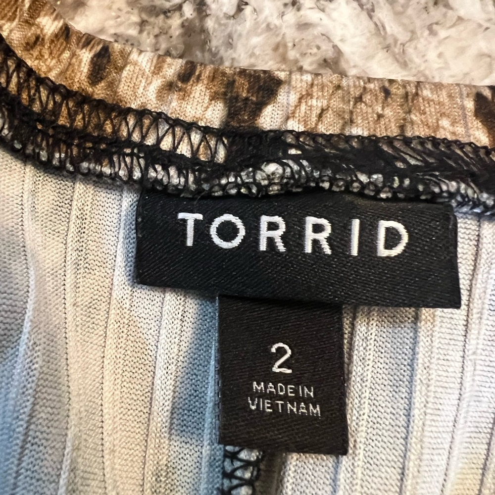 2x Torrid Top Short Sleeve Plus Size Python Snake… - image 5